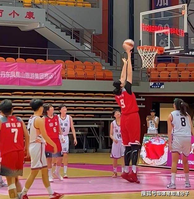 “曼城在赛季末仍然会在争冠行列，但事实上他们正在丢分，这给了其他球队在最后阶段与他们争夺冠军的机会。
